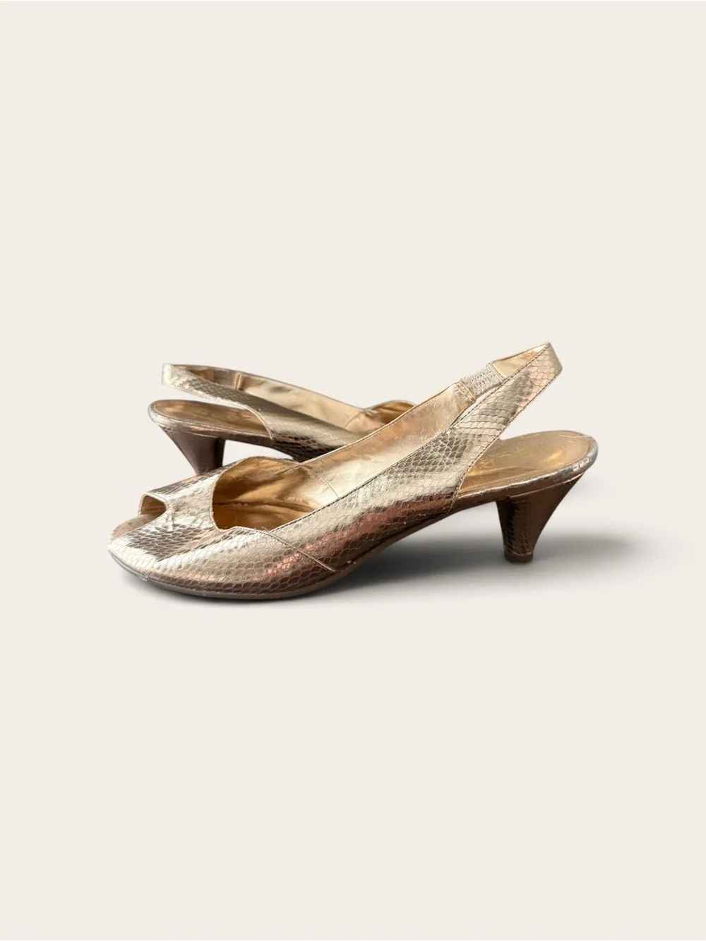 VTG Y2K BCBG Paris Sz 8.5 Kitten Heels Metallic Gold Snakeskin Leather Peep Toe